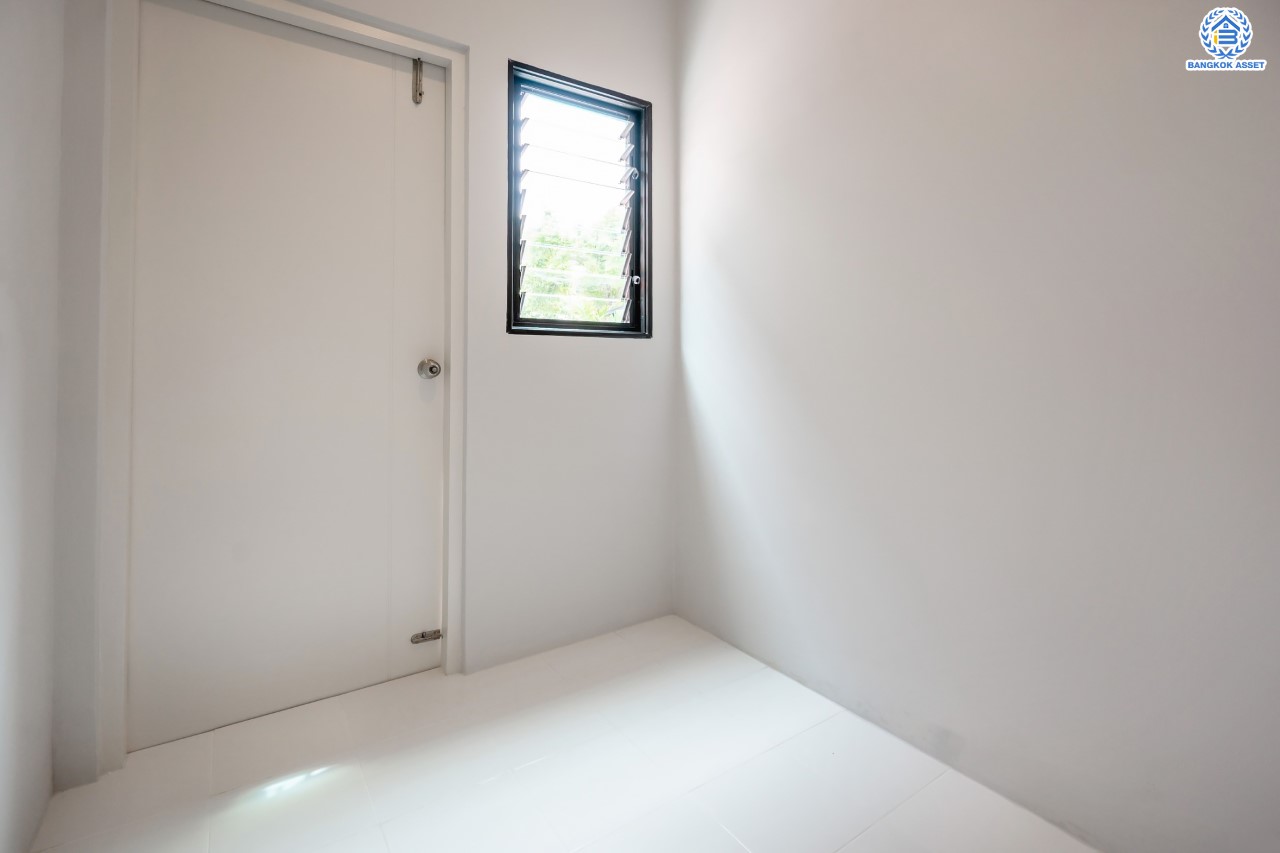 บ้านมือสองตกแต่งใหม่ ม.เดอะซิตี้ ราชพฤกษ์-ปิ่นเกล้า หลังมุม เนื้อที่ 71.8 ตร.ว. ดีไซน์ตอบทุกไลฟ์สไตล์ ฟังก์ชัน 3 ห้องนอน 5 ห้องน้ำ 1 ห้องอเนกประสงค์ 1 ห้องแม่บ้าน จอดรถได้ 2 คัน บนทำเลติดถนนใหญ่ เชื่อมต่อทุกเส้นทาง ใกล้รถไฟฟ้าสายสีม่วง "สถานีบางรักใหญ่" และจุดขึ้นทางด่วน "ศรีรัช"